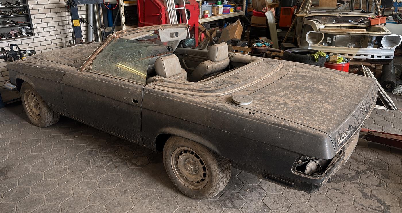 Mercedes-Benz SL voor restauratie, stoffig en ongepoetst