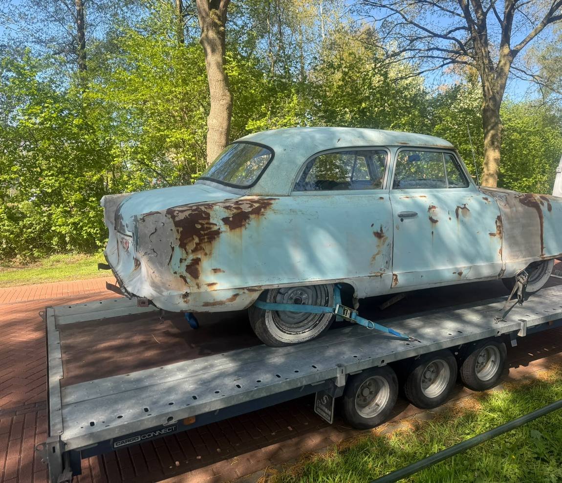 Oldtimer wordt opgehaald voor restauratie bij De Schepping